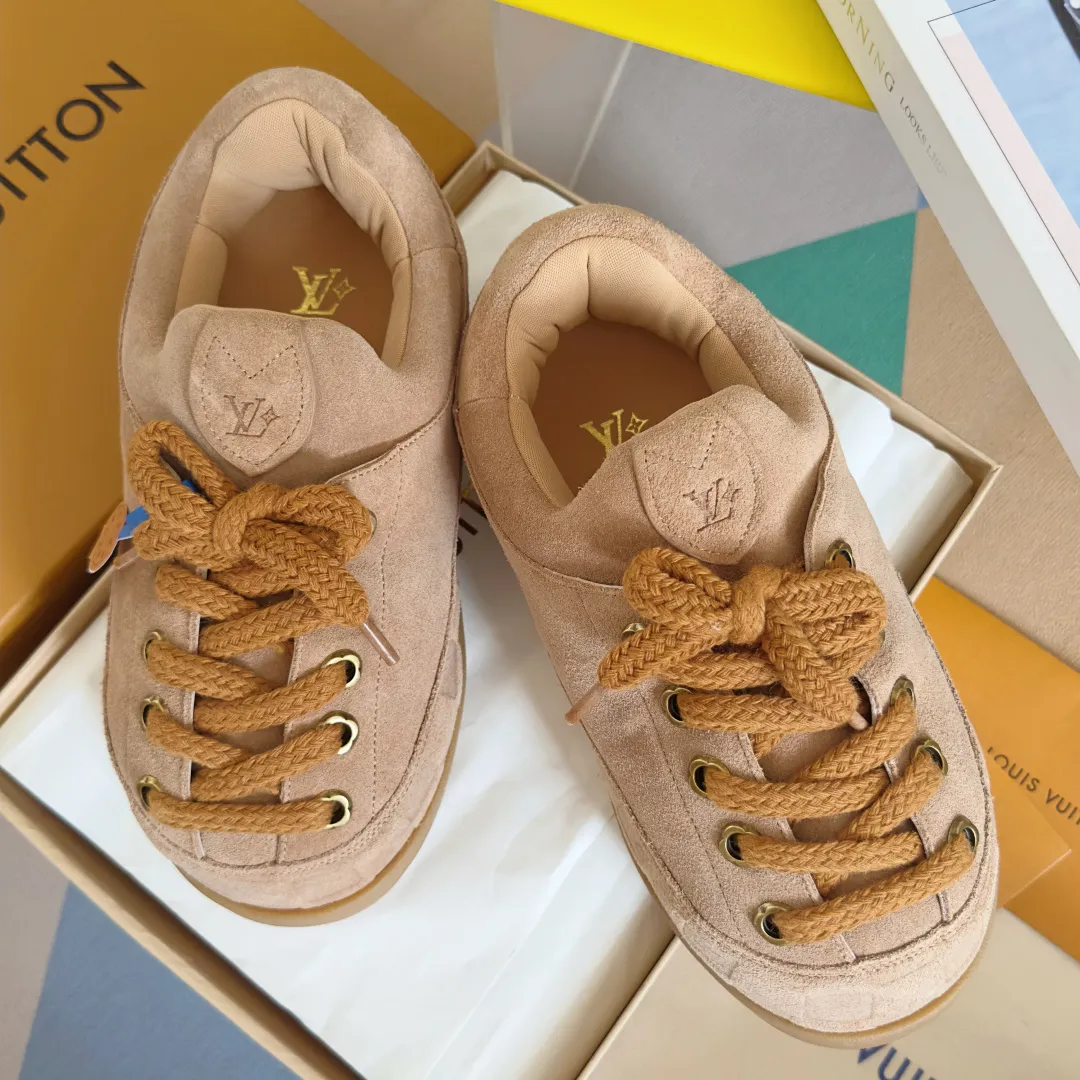 [L Family x Ingo joint model] Top P: 820💰 ▪️Size: Women's 35-40 (customized at 41.42 for women). Men's 39-44 (customized at 38.45.46) LV x Ingo joint model Top version Fatty Forrest Gump shoes Thick sole Couple model Casual sports shoes Original purchase and development Production LV Yeti lace-up shoes from LV Yeti The series combines Japanese "small feet" fashion aesthetics with classic Louis Vuitton elements in avant-garde strokes, subtly paying tribute to the traditional Japanese culture of taking off shoes when entering the house. The suede cow leather is partially embossed with Nigo's reinterpreted Damier pattern, and the comfortable casual shoe configuration highlights street style. Exquisite packaging at the delivery counter🛍📦 ▪️Fabric: Original imported first-layer cowhide ▪️Inner lining: Original custom-made breathable mesh ▪️Sole: Original molded non-slip TPU material ▪️Sole thickness: 5CM
